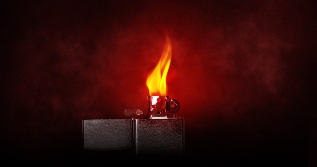 Briquet allumé avec une flamme