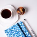 Agenda avec une tasse de cafe et stylo
