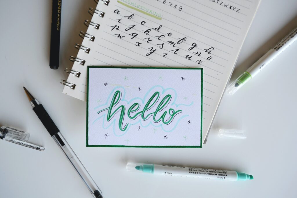 Hello calligraphié sur un papier