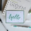 Hello calligraphié sur un papier